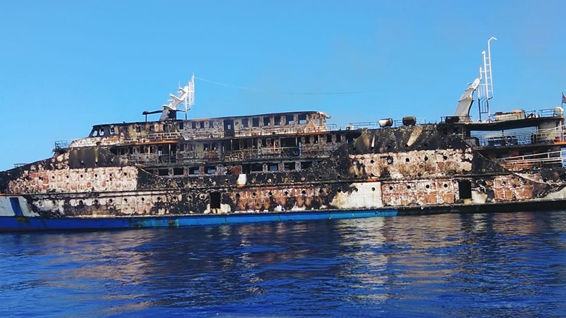 Penampakan KM Karya Indah Hangus Terbakar di Tengah Laut Maluku Utara - Bagian 1