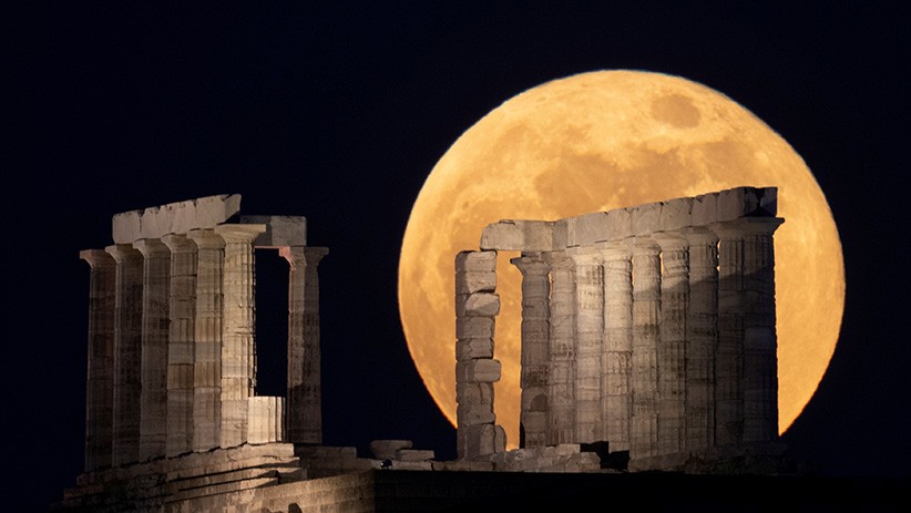 Foto Terbaik Mei 2021, Iron Dome Beterbangan hingga Gerhana Bulan di Langit Athena - Bagian 4