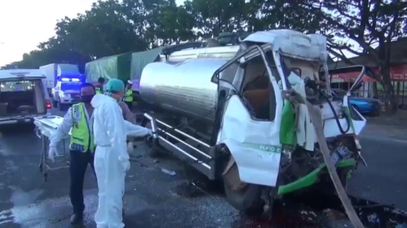Tabrak Tronton Berhenti, Sopir Truk Tangki di Lamongan Tewas Terjepit 