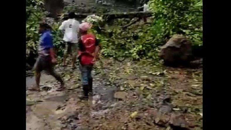 Diterjang Longsor, Jalan Provinsi Arah Cipanas-Warungbanten Terputus