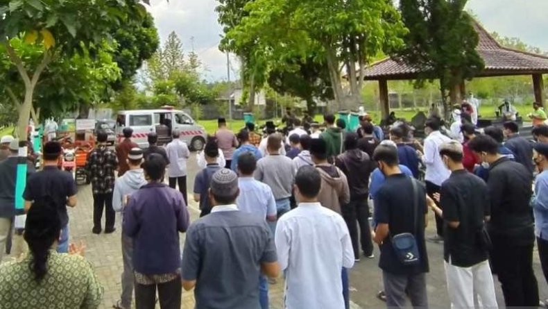 Terpapar Covid-19, Jenazah Rektor Unimma Dimakamkan Secara Prokes 