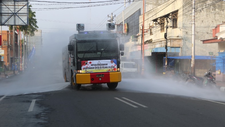 Cegah Penyebaran Covid-19 Varian India, Tempat Vital di Cilacap Disemprot Disinfektan 