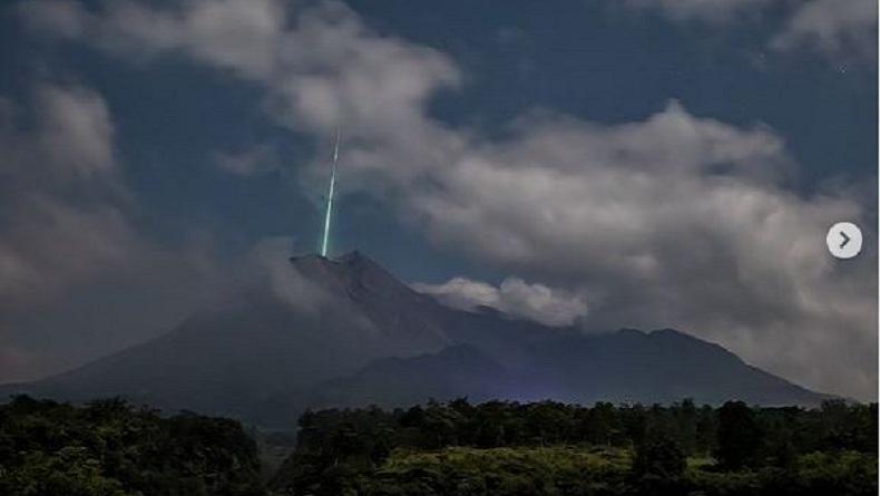 Viral Meteor Jatuh di Kawah Gunung Merapi, Begini Penjelasan BPPTKG Yogyakarta
