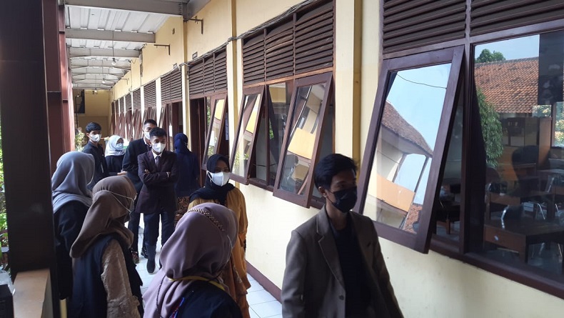 title Acara Wisuda dan Pembagian Rapor SMA di Cimahi Dibubarkan Satgas Covid-19 Acara Wisuda dan Pembagian Rapor SMA di Cimahi Dibubarkan Satgas Covid-19