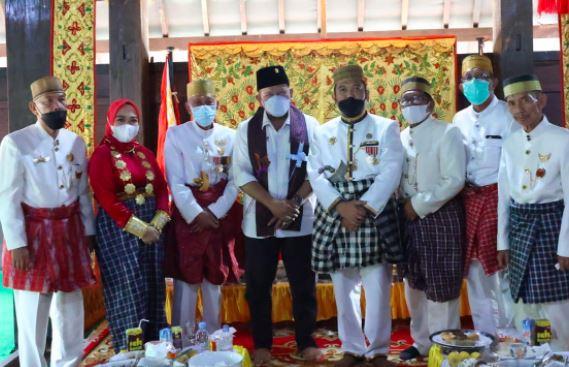 title Kunjungi Rumah Adat Mamuju, La Nyalla Sebut Kerajaan Bagian Tak Terpisahkan dari Indonesia Kunjungi Rumah Adat Mamuju, La Nyalla Sebut Kerajaan Bagian Tak Terpisahkan dari Indonesia