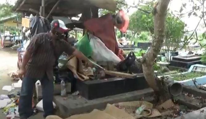 title Palembang Geger, Janda Penjual Bunga Tewas dengan Rok Tersingkap Penuh Darah Palembang Geger, Janda Penjual Bunga Tewas dengan Rok Tersingkap Penuh Darah