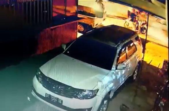 Mobil Fortuner Anak Gubernur Sultra Dirusak Sekelompok Orang Tak Dikenal