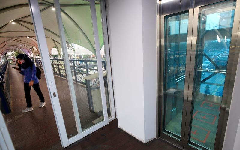 Beri Kenyamanan Penumpang Transjakarta, JPO Jembatan Gantung Dipasang Lift - Bagian 2