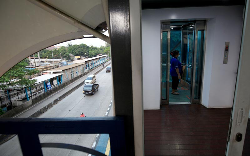 Beri Kenyamanan Penumpang Transjakarta, JPO Jembatan Gantung Dipasang Lift - Bagian 3