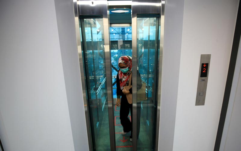 Beri Kenyamanan Penumpang Transjakarta, JPO Jembatan Gantung Dipasang Lift - Bagian 4