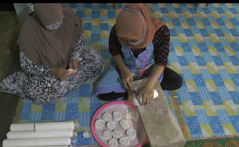 title Keripik Tempe Buatan Warga Pekalongan Ini Laris Manis di Tengah Mahalnya Harga Kedelai Keripik Tempe Buatan Warga Pekalongan Ini Laris Manis di Tengah Mahalnya Harga Kedelai