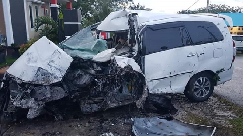 title Mabuk, Sopir Syabandar Kota Tual Tabrak Pagar Rumah Kadis Kominfo Mabuk, Sopir Syabandar Kota Tual Tabrak Pagar Rumah Kadis Kominfo