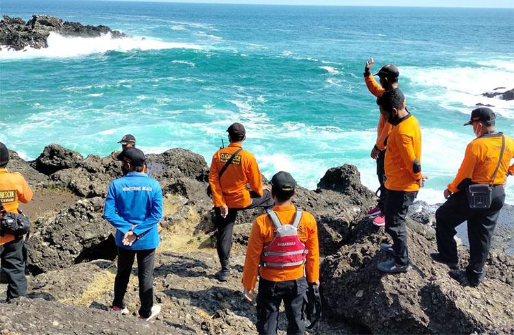 Berwisata di Pantai Menganti Kebumen, Paman dan Keponakan Asal Sleman Tenggelam