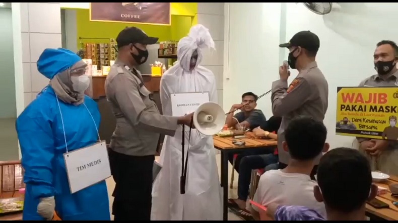 title Operasi Yustisi, Aparat di Pidie Jaya Bawa Pocong dan Ambulans Operasi Yustisi, Aparat di Pidie Jaya Bawa Pocong dan Ambulans