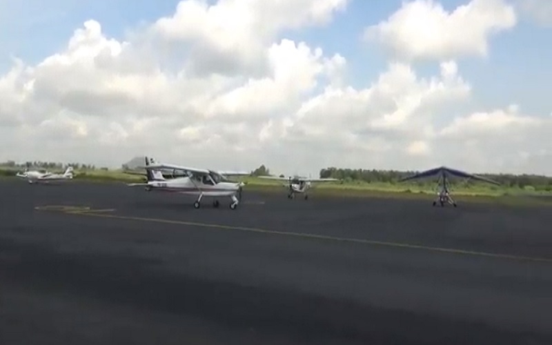 Puluhan Pesawat Air Show Penuhi Langit Jember