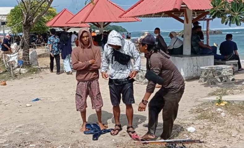 title Laut Ujunggenteng Sukabumi Pasang, Belasan Wisatawan Terjebak 6 Jam di Batu Karang Laut Ujunggenteng Sukabumi Pasang, Belasan Wisatawan Terjebak 6 Jam di Batu Karang