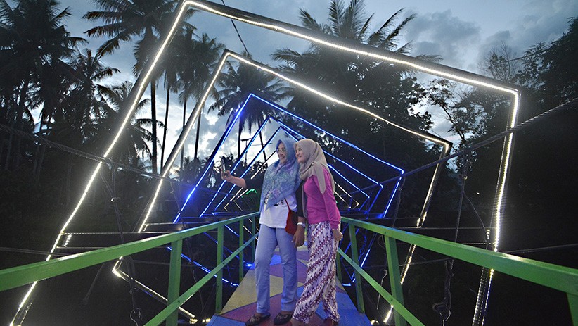 Berbentuk Unik, Jembatan Gantung di Kota Pariaman Jadi Tempat Wisata - Bagian 1