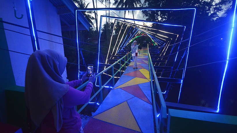 Berbentuk Unik, Jembatan Gantung di Kota Pariaman Jadi Tempat Wisata - Bagian 2