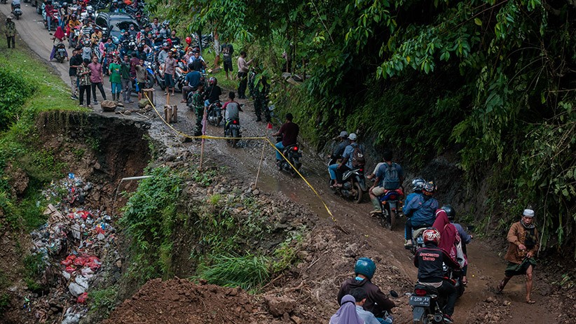 Jalan Penghubung Provinsi Banten-Jawa Barat Longsor Sepanjang 50 Meter