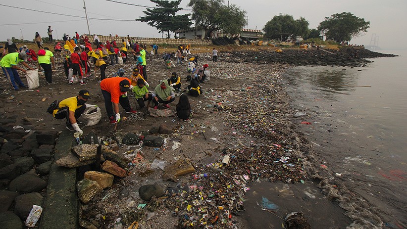 Aksi Warga Surabaya Memungut Sampah Pantai Kedung Cowek - Bagian 3