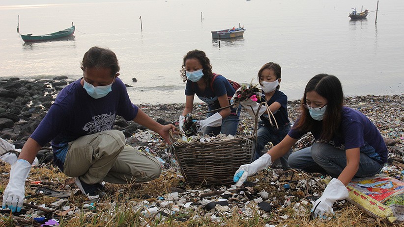 Aksi Warga Surabaya Memungut Sampah Pantai Kedung Cowek - Bagian 2
