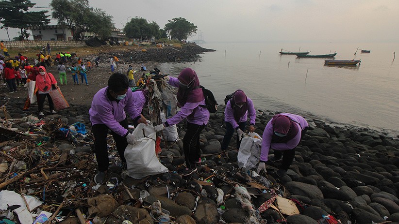Aksi Warga Surabaya Memungut Sampah Pantai Kedung Cowek - Bagian 1