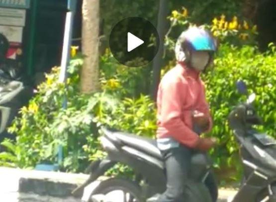 title Viral Pemotor di Gresik Pamer Alat Kelamin ke Emak-Emak Viral Pemotor di Gresik Pamer Alat Kelamin ke Emak-Emak
