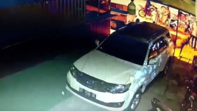 Detik-Detik Mobil Anak Gubernur Dirusak saat Parkir, Aksi Pelaku Terekam CCTV
