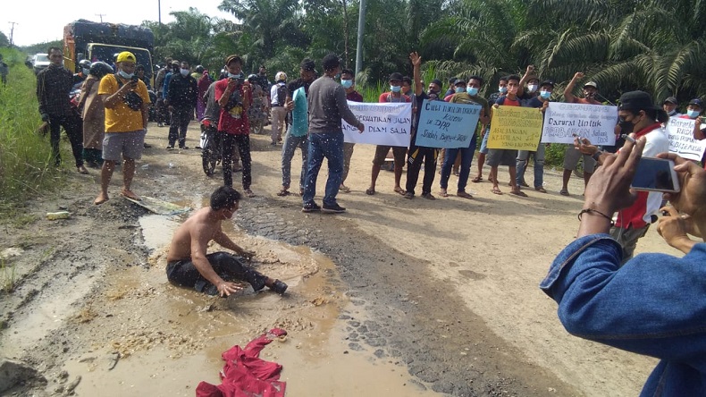 Kecewa Jalan Rusak Tidak Diperbaiki, Warga Tanjab Timur Lakukan Blokade 