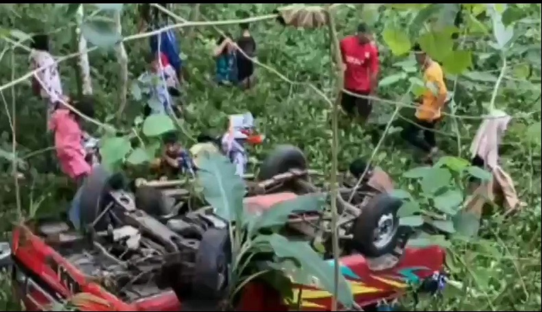 Pikap Terjun ke Jurang Sedalam 7 Meter di Ciamis, Belasan Penumpang Terlempar