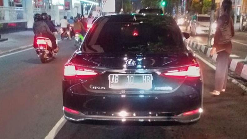 title Viral Mobil AB 10 HB Santun di Jalan, Sri Sultan Banjir Pujian dari Netizen Viral Mobil AB 10 HB Santun di Jalan, Sri Sultan Banjir Pujian dari Netizen