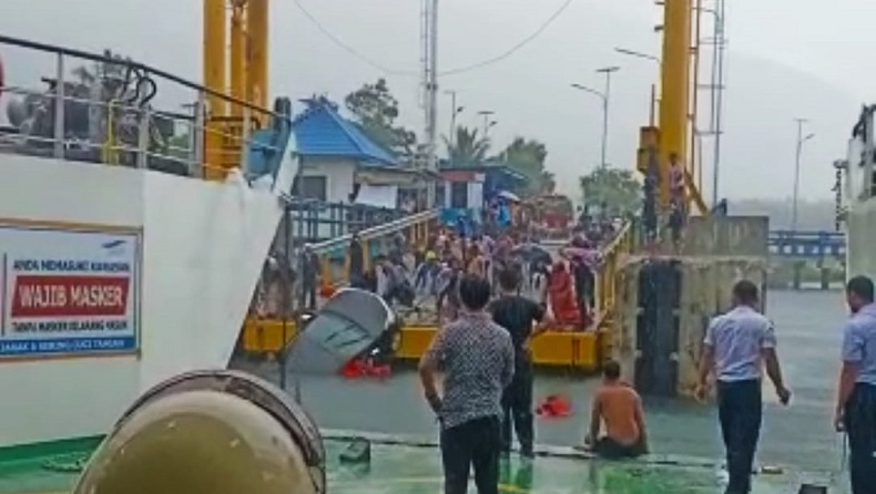 Mobil Avanza Jatuh dari Kapal Ihan Batak di Danau Toba, Satu Penumpang Tewas