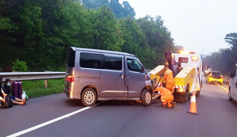Luxio Tabrak Belakang Truk di Tol Cipularang Purwakarta, 6 Warga Kebumen Terluka
