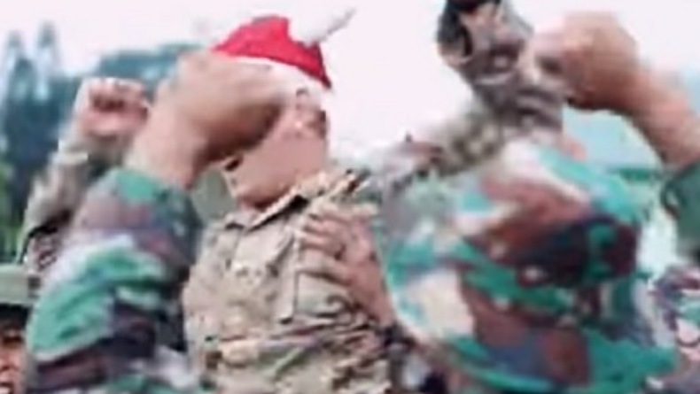 Prajurit AS Pamer saat Nikmati Nasi dan Mi Goreng ke Keluarganya