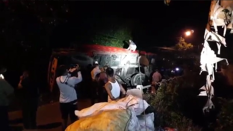 Truk Tebu Terguling di Jembatan Lengkong Jember, Lalu Lintas Antarkecamatan Putus