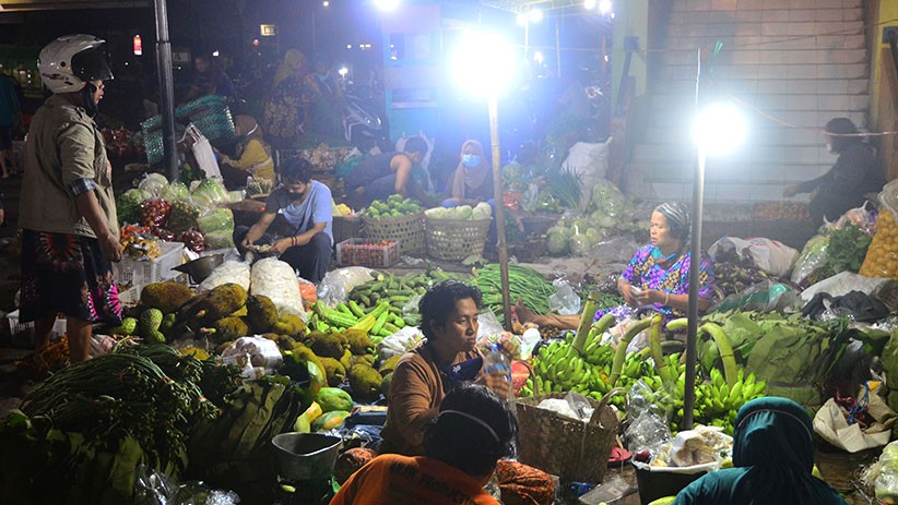 Aktivitas Perdagangan di Pasar Bitingan Kudus Abaikan Protokol Kesehatan - Bagian 1