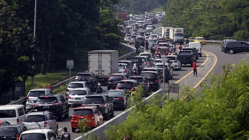 Libur Hari Lahir Pancasila, Kawasan Puncak Bogor Macet Panjang - Bagian 1
