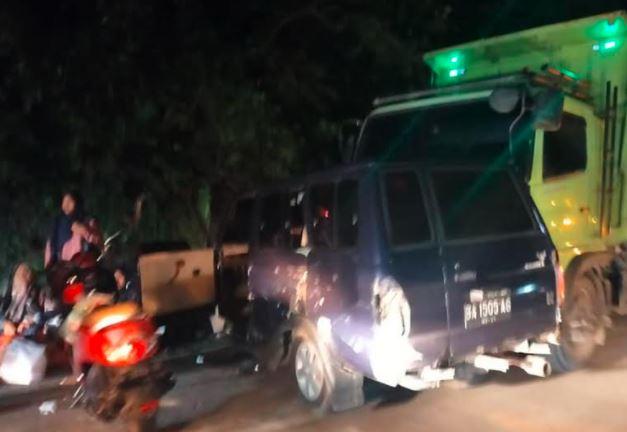 Kecelakaan Beruntun 5 Mobil di Padang, 6 Orang Dilarikan ke Rumah Sakit