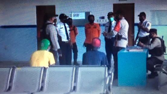 title Bawa Surat Positif Covid-19, Sekeluarga Penumpang Kapal Dipulangkan ke Surabaya Bawa Surat Positif Covid-19, Sekeluarga Penumpang Kapal Dipulangkan ke Surabaya