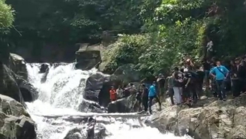 Terpeleset saat Selfie, 2 Wisatawan Asal Bandung Tewas Tenggelam di Curug Rahong Garut