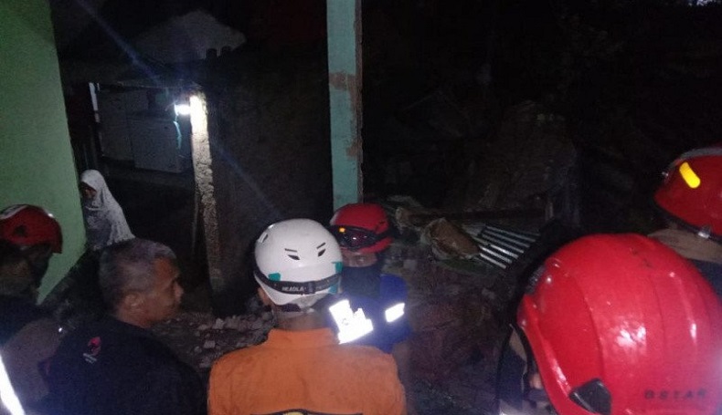 Pohon Beringin Tumbang Timpa Rumah, 20 Warga di Garut Diungsikan ke Tempat Aman