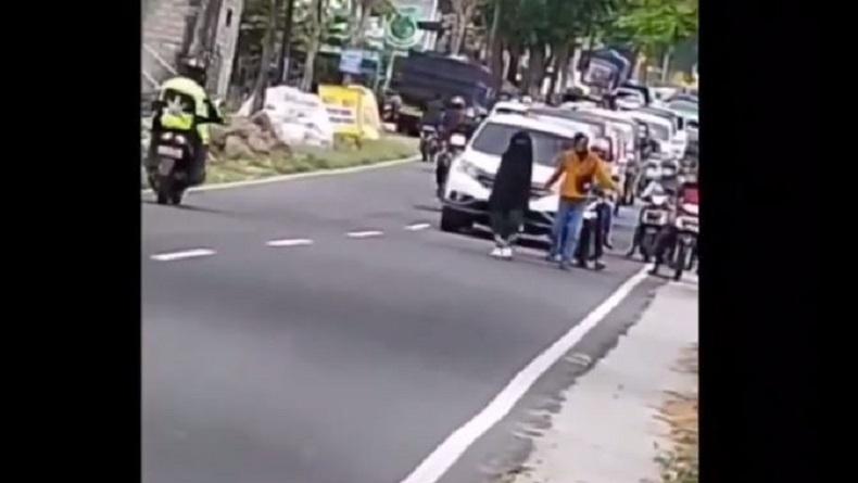 Viral Video Perempuan Bercadar Hitam Bikin Macet Jalan, Diduga Depresi Ditinggal Pacar