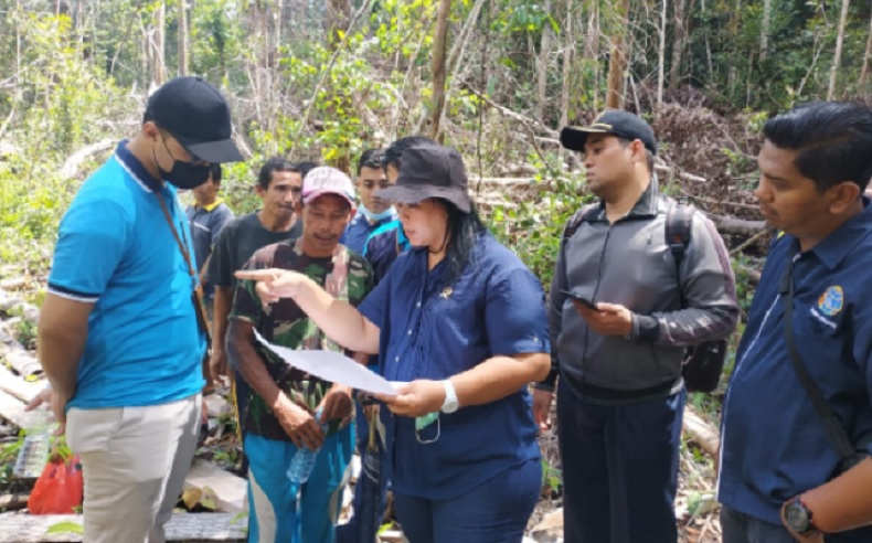 title Terdakwa Dibawa ke Hutan, Sidang Kasus Illegal Logging Digelar di Lokasi Terdakwa Dibawa ke Hutan, Sidang Kasus Illegal Logging Digelar di Lokasi