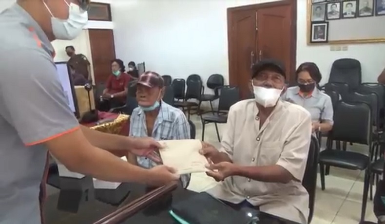 title Ratusan Veteran di Bali Terima Pengembalian Uang Pensiun yang Ditilep Kepala Kantor Pos Ratusan Veteran di Bali Terima Pengembalian Uang Pensiun yang Ditilep Kepala Kantor Pos