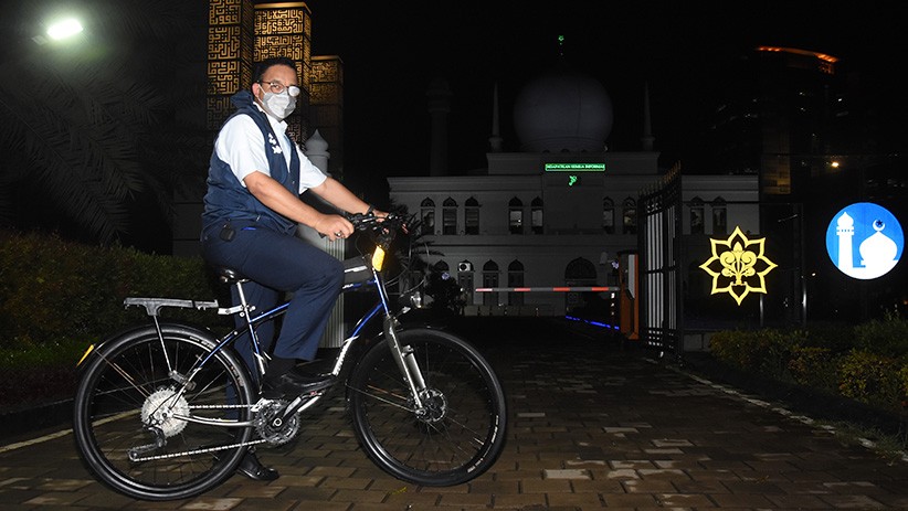 Momen Gubernur Anies Baswedan Naik Sepeda di Jalur Khusus saat Pulang Kantor - Bagian 3