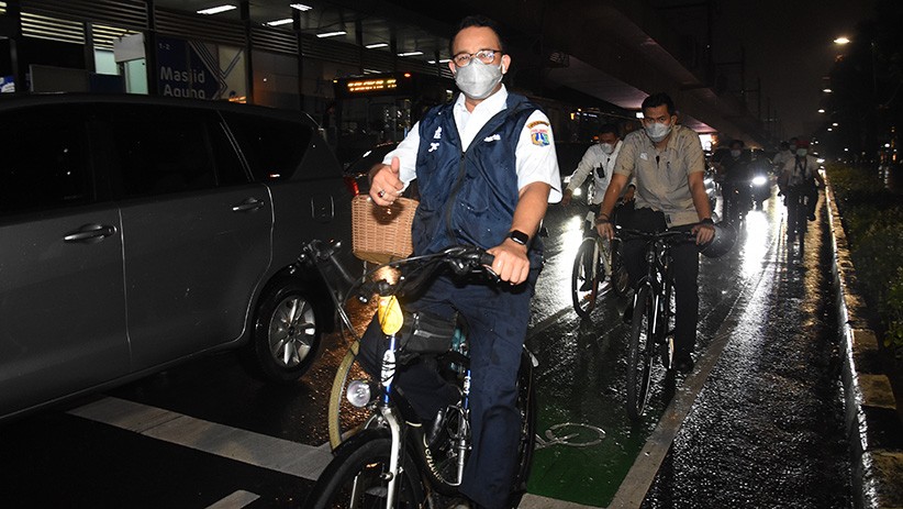Momen Gubernur Anies Baswedan Naik Sepeda di Jalur Khusus saat Pulang Kantor - Bagian 2