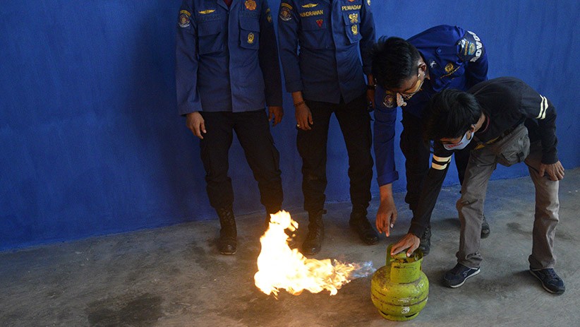 Pemadam Kebakaran Edukasi Masyarakat Tangani Kebocoran Tabung Gas - Bagian 2