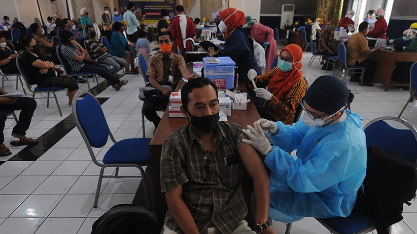 6.000 Orang Ikuti Vaksinasi Massal Covid-19 di Salatiga - Bagian 1