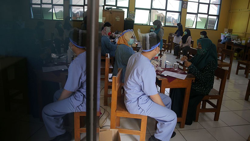 Cilangkap Zona Merah, Ratusan Warga Jalani Vaksinasi Covid-19 Massal - Bagian 1