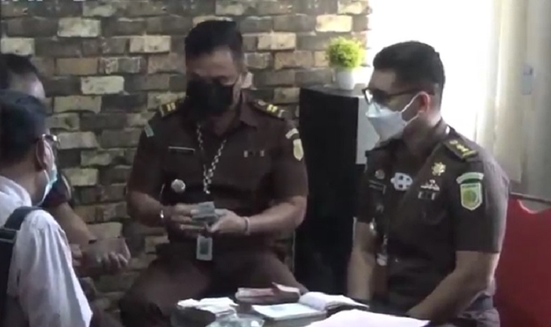 title Bayar Denda Jerinx, Kuasa Hukum Serahkan Recehan hingga Uang Logam Bayar Denda Jerinx, Kuasa Hukum Serahkan Recehan hingga Uang Logam